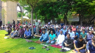 Ramazan'ın İlk Cuma Namazında Camide Yer Bulamayan Cemaat Parklarda Namaz Kıldı
