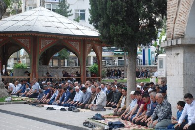Tokat'ta Cuma Namazında Şehitler İçin Dua Edildi