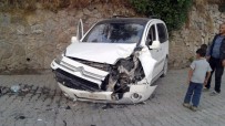 ZIRHLI ARAÇ - Beytüşşebap'ta Zırhlı Araç İle Otomobil Çarpıştı Açıklaması 3 Yaralı