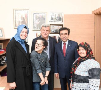 Engelli Gülşah'a Bakan Betül Sayan Kaya'dan Sürpriz Ziyaret