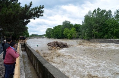 Etkili Olan Yağmur Suları Taşköprü'de Sele Neden Oldu