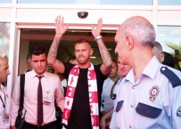YILDIZ FUTBOLCU - Menez'e Antalya'da Coşkulu Karşılama