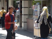 BOKSÖR - Boksör Olabilmek İçin Mendil Satıp Para Biriktiriyor