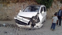 ZIRHLI ARAÇ - Zırhlı Araç İle Otomobille Çarpıştı Açıklaması 3 Yaralı