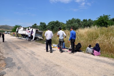 Bursa'da Tarım İşçilerini Taşıyan Otobüs Tarlaya Yuvarlandı Açıklaması 25 Yaralı