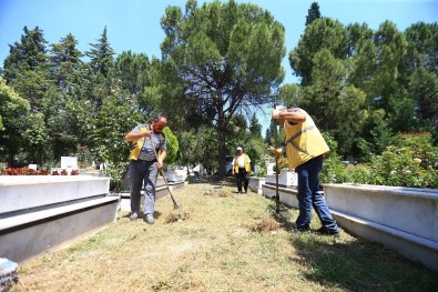 Denizli'de Bayram Öncesi Mezarlıklar Temizlendi