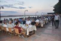 ABDURRAHMAN TOPRAK - Kaymakamlık Ve Belediye Personeli İftar Sofrasında Bir Araya Geldi