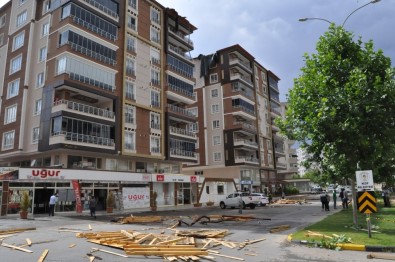 Nizip'te Şiddetli Fırtına Çatıları Uçurdu