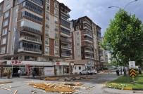 ŞİDDETLİ FIRTINA - Nizip'te Şiddetli Fırtına Çatıları Uçurdu