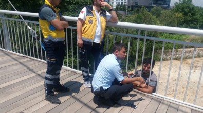 Polis İntiharcıyı Köprünün Demirlerine Kelepçeledi
