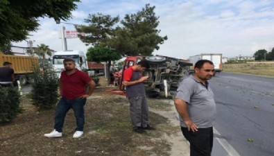 Tarım işçilerini taşıyan kamyonet tıra çarptı: 3 ölü, 5 yaralı