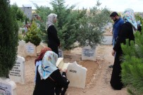 KADİR GECESİ - Vatandaşlar Mezarlığa Akın Etti