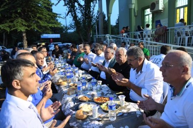 Başkan Böcek, Bahtılı Mahallesi'nde İftar Yaptı