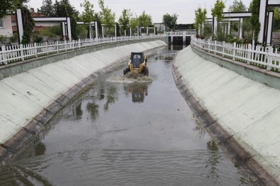 Gölbaşı'nda Su Kanalları Rutin Olarak Olarak Temizleniyor