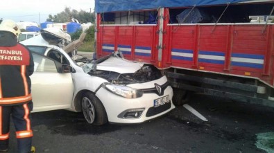 İstanbul'da Otomobil Kamyona Çarptı Açıklaması 1 Ölü, 2 Yaralı