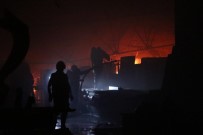 YANGıN YERI - Keresteciler Sitesinde Korkutan Yangın