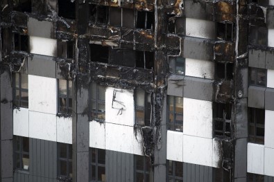 Londra'da 24 Katlı Binadaki Yangına İzolasyon Neden Olmuş Olabilir