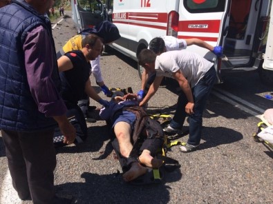 Manisa'da Motosiklet İle Otomobil Kafa Kafaya Çarpıştı Açıklaması 3 Yaralı