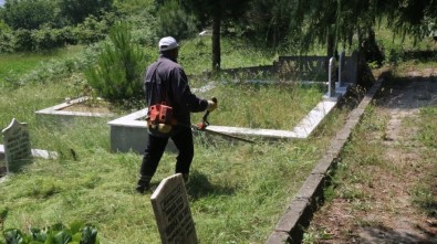 Mezarlıklarda Çevre Düzenlemeleri Yapılıyor