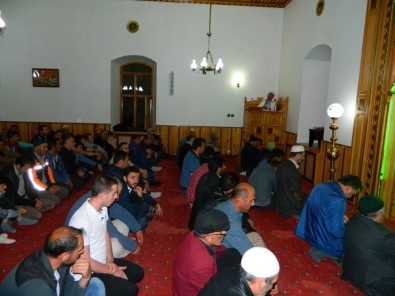 Posof'ta Kandil Gecesi Vatandaşlar Camiye Akın Etti