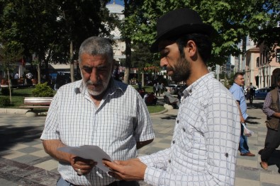 Sokak Sokak Gezerek Kayıp Babasını Arıyor