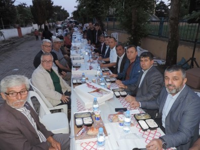 AK Parti'den Mahalle Sakinlerine İftar Yemeği