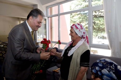 Başkan Çakır Yaşlıların Bayramını Kutladı