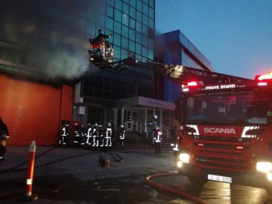 İstanbul'da 5 Katlı İş Merkezinde Yangın
