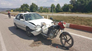 Motosiklet Arabaya Saplandı Açıklaması 2 Yaralı