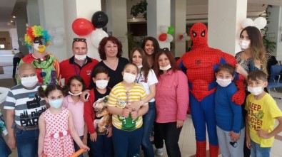 Onkoloji Bölümünde Kalan Çocuklara Bayram Morali
