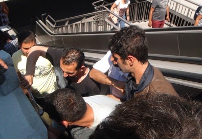 Taksim Meydanı'nda Kolu Yürüyen Merdivene Sıkışan Şahsı İtfayie Kurtardı