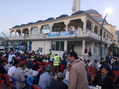 Vanlılar İftarını Büyükşehir Belediyesinin Sofrasında Açtı