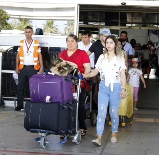 Antalya Havalimanında Bayram Yoğunluğu