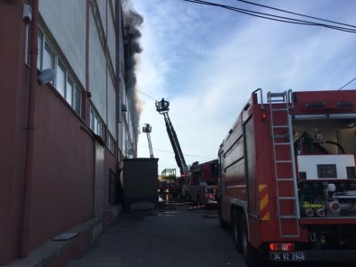 Arnavutköy'de Mobilya Atölyesinde Yangın