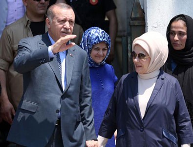 Cumhurbaşkanı Erdoğan anne ve babasının kabrini ziyaret etti