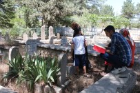 MEZARLIK ZİYARETİ - Elazığ'da Arefe Günü Mezarlıklar Doldu Taştı