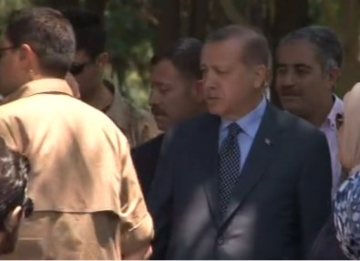 Erdoğan Anne Ve Babasının Kabirlerini Ziyaret Etti
