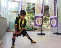 ESKİ FUTBOLCU - Geleceğin Futbol Yıldızı Mersin'de Yetişiyor