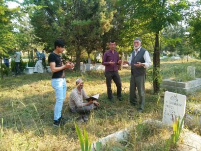 Hisarcık'ta Arife Günü Mezarlık Ziyareti Geleneği