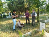 MEZARLIK ZİYARETİ - Hisarcık'ta Arife Günü Mezarlık Ziyareti Geleneği