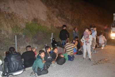 İzmir'de Kamyonetin Kasasında 47 Göçmen Yakalandı
