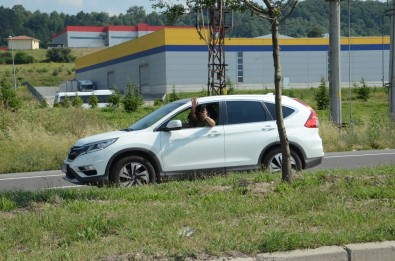 Kılıçdaroğlu'nu Selamlamak İçin Durdu, 3 Araç Birbirine Girdi