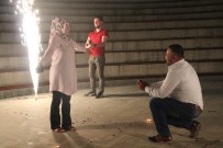 PELITÖZÜ - Açık Hava Tiyatrosu'nda Evlilik Teklifi