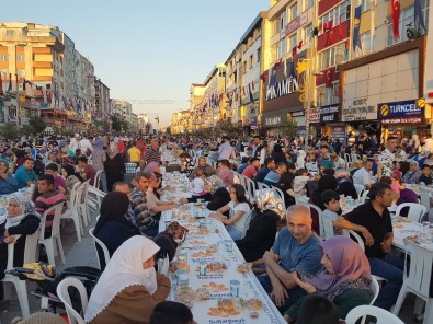Sultanbeyli Kent Merkezinde Binlerce Kişi İftar Yaptı