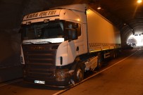 ŞERİT İHLALİ - Tünelde 3 Araç Birbirine Girdi Açıklaması 10 Yaralı