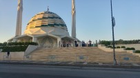 11'İnci  Cumhurbaşkanı Abdullah Gül, Bayram Namazını  Marmara İlahiyat Camii'nde Kıldı