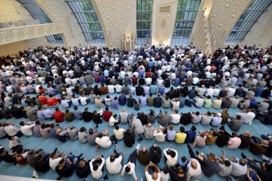 Köln DİTİB Merkez Camii'nde İlk Bayram Namazı Eda Edildi