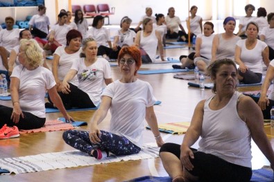 Muratpaşa'da Dünya Yoga Günü Kutlandı