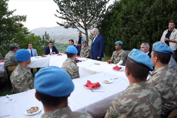 Başbakan Yıldırım'dan komando timine ziyaret
