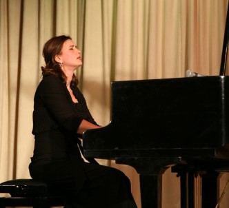 Bursa'da Festival Anjelika Akbar İle Başlıyor